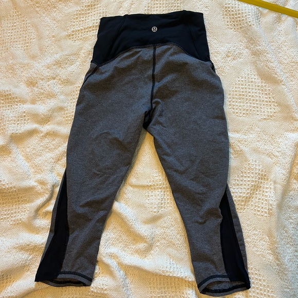 Lululemon women’s size 4 cropped leggings black and gray - Picture 6 of 6